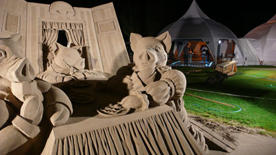 Sandsculpture with Sportpong in the background